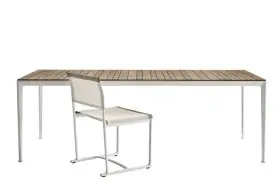 B&B Italia Mirto Outdoor Gartentisch mit Holzplatte und weißem Metallgestell zusammen mit einem weißen Stuhl ohne Hintergrund