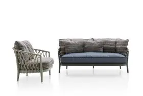 B&B Italia Erica 19 Outdoor Sessel und Sofa in einem modernen Design mit blauen und gemusterten Kissen auf weißem Hintergrund.