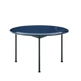 B&B Italia Borea Beistelltisch kleiner Tisch 62,5 cm mit runder blauer Tischplatte und schwarzen Beinen ohne Hintergrund