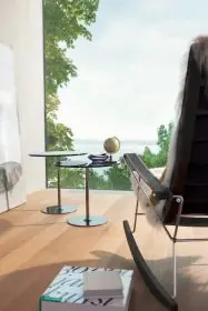 Draenert Largo Glastische in einem modernen Wohnzimmer mit Blick auf die Natur und einem Globus auf einem der Tische 