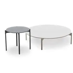 Dedon Izon Beistelltisch in zwei Größen mit runden Tischplatten und schlanken Metallbeinen ohne Hintergrund