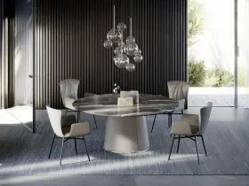 Der Tadao III Tisch von Draenert steht in einem modernen Raum mit fünf Stühlen und einer eleganten Hängelampe im Hintergrund.