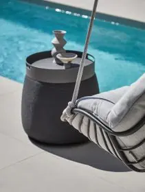 Solpuri Chill-A Hängesessel und Beistelltisch am Pool mit Dekoration in einer entspannten Outdoor-Atmosphäre bei sonnigem Wetter.
