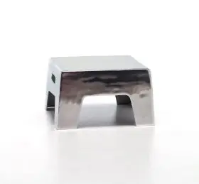 Der Gervasoni INOUT 45 Hocker aus glänzendem Metall steht auf einem weißen Boden ohne Hintergrund.