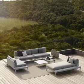 Dedon Izon Kollektion graue Outdoor-Möbel auf einer Terrasse mit Blick auf eine grüne Landschaft 