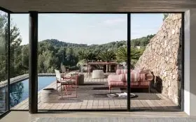 B&B Italia Ribes Outdoor Lounge auf einer Terrasse mit Pool und Blick auf bewaldete Hügel im Hintergrund 