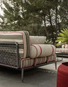 B&B Italia Ribes Outdoor Lounge in einem Garten mit Bäumen und Pflanzen im Hintergrund