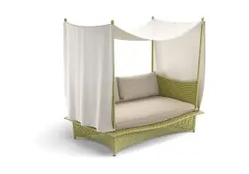 DEDON DAYDREAM Daybed in Citrine mit beigem Polster und weißem Baldachin ohne Hintergrund