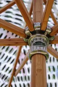 Cape Umbrellas PREMIUM Montague Detailansicht, braunes Holzgestell mit silbernen Metallakzenten, Nahaufnahme von unten.